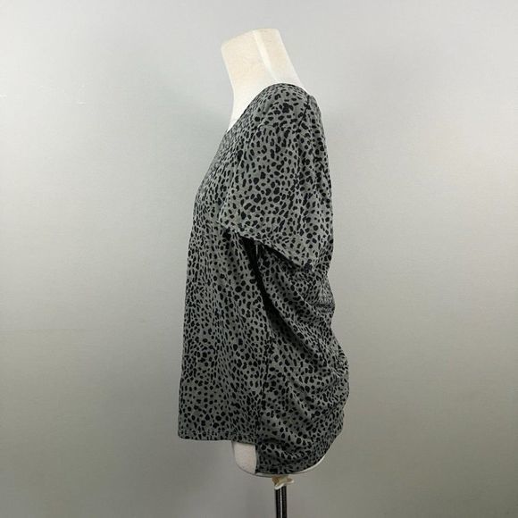 NWT VINCE CAMUTO Grey Green Crew Neck Animal Print Scoop Neck Tee (L) - Picture 3 of 8